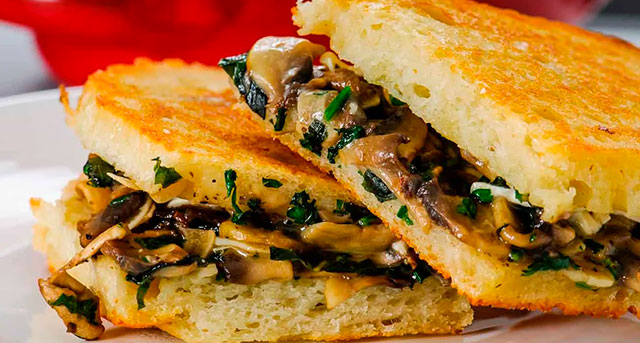 Горячие бутерброды с грибами и сыром